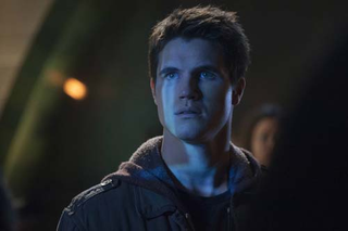 Illustration for article titled First Official Pics of Tomorrow People, The 100 and Star-Crossed!